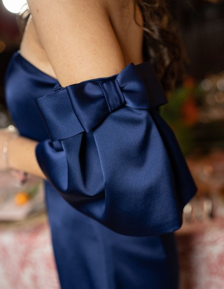 Vestido corto de fiesta satinado con escote bardot azul marino