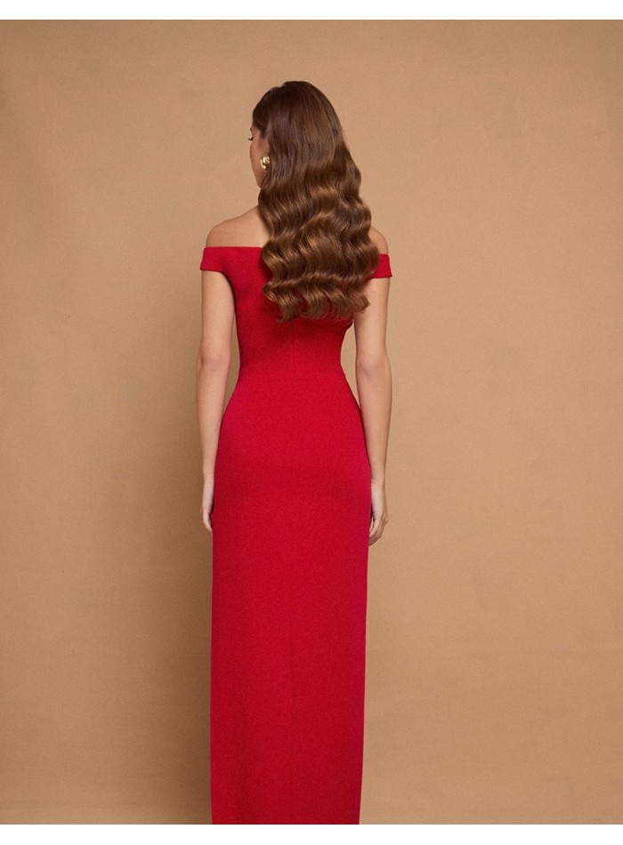 Vestido largo rojo con escote bandeau y abertura para invitada de boda