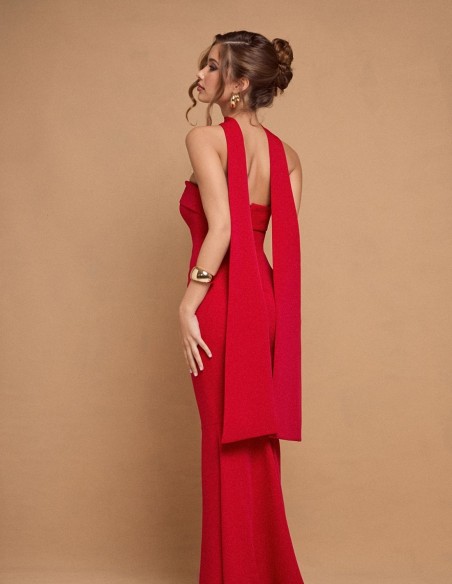 Longue robe de soirée rouge sans bretelles avec écharpe