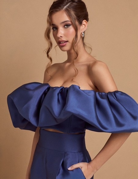 Top de fête bleu avec encolure à maxi volants