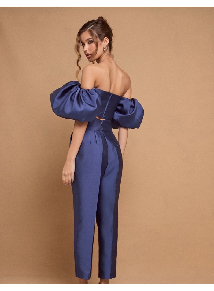 Top de fiesta azul con escote maxi volante para eventos de tarde