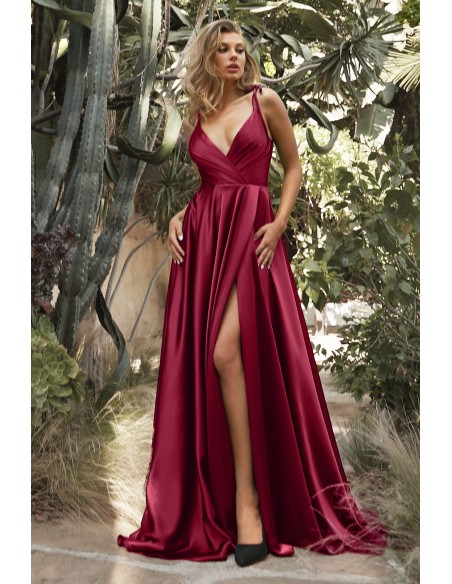 Longue robe de soirée en satin avec encolure croisée et fendue