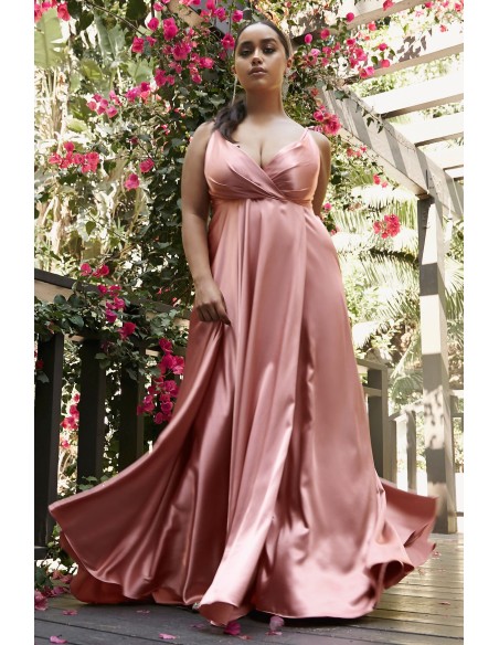 Vestido de fiesta largo en satén con escote cruzado y abertura en rosa para talla grande