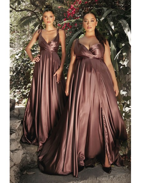 Longue robe de soirée en satin avec encolure croisée et fendue