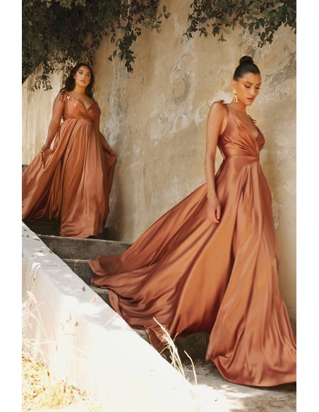 Longue robe de soirée en satin avec encolure croisée et fendue