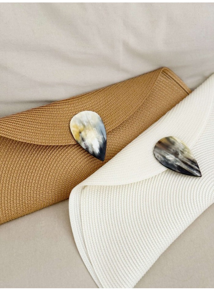 Synthetic raffia bag with teardrop shaft