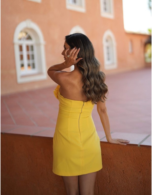 Vestido corto palabra de honor con flores 2