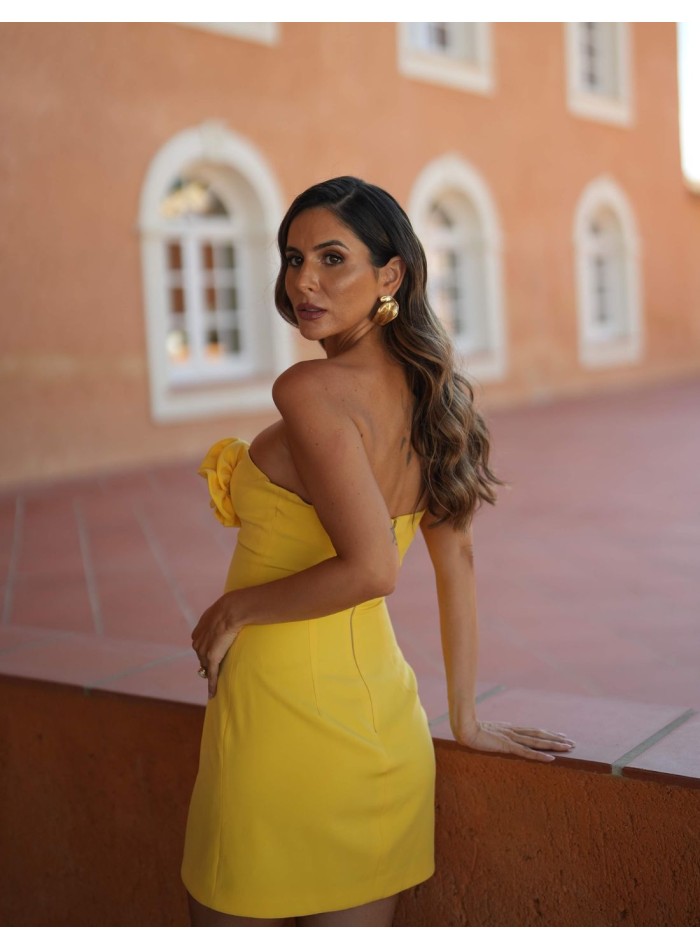 vestido corto amarillo