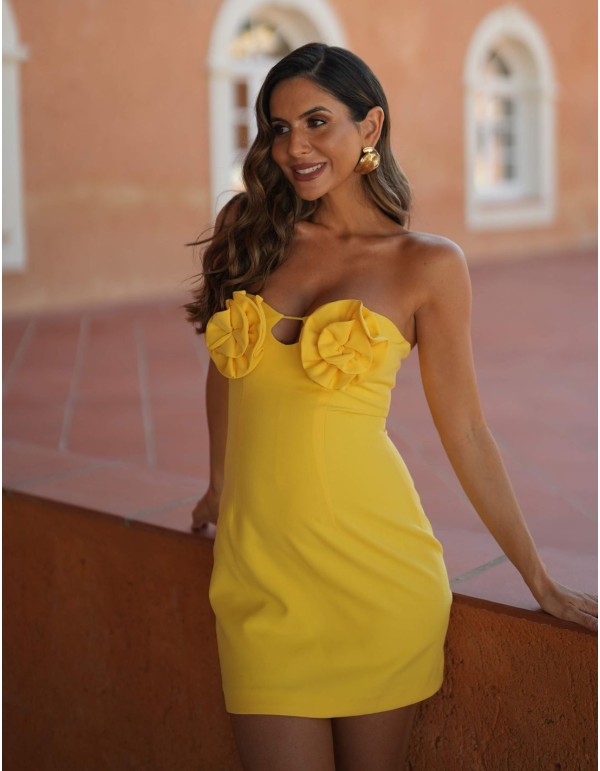 Vestido corto amarillo palabra de honor con flores
