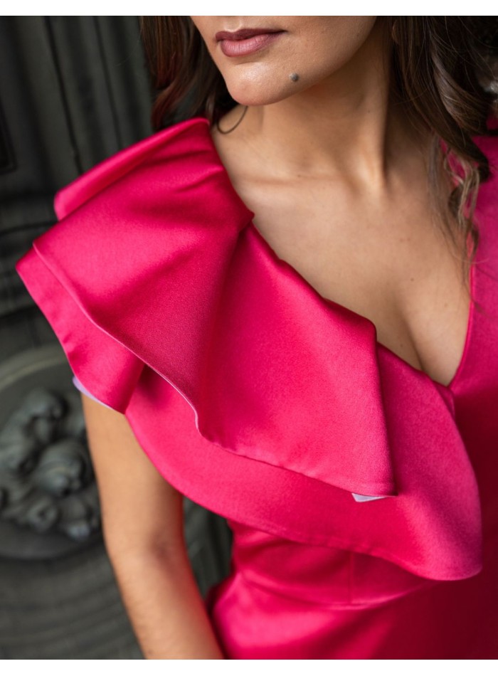 Short party dress with ruffle at the neckline