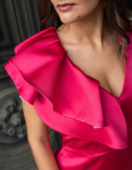 Robe de soirée courte avec volants à l'encolure