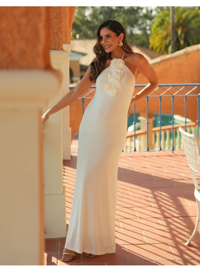 Longue robe blanche décolletée avec détails...