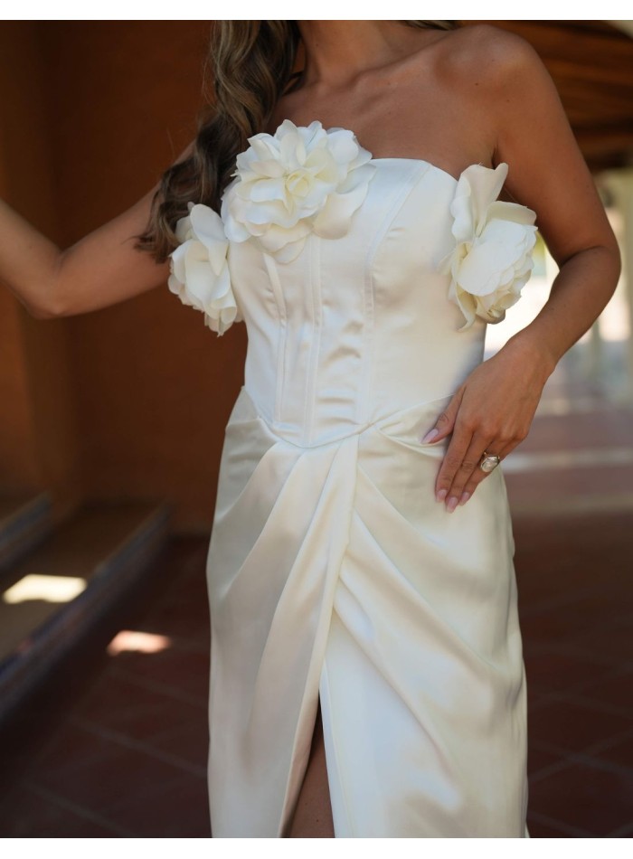 Longue robe blanche avec fente latérale et...