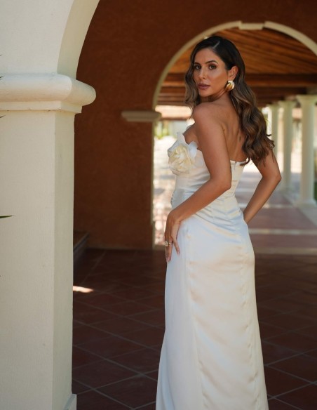 Longue robe blanche avec fente latérale et détails floraux