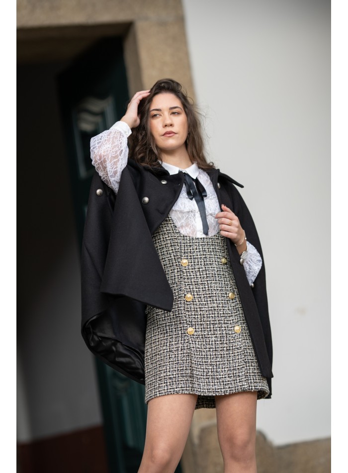 Long manteau noir avec boutons sur le devant