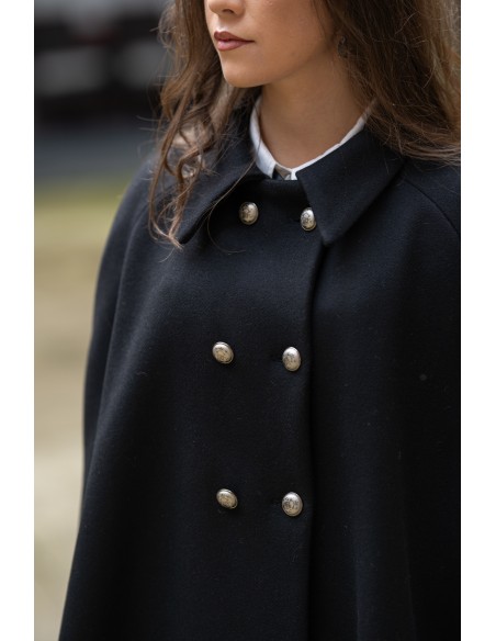 Long manteau noir avec boutons sur le devant