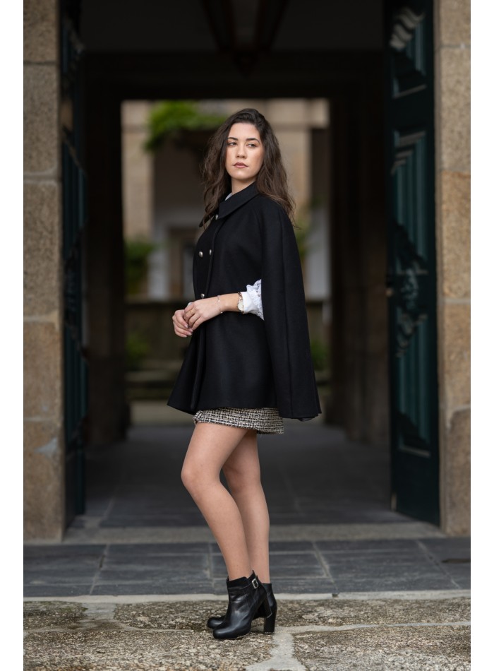 Long manteau noir avec boutons sur le devant