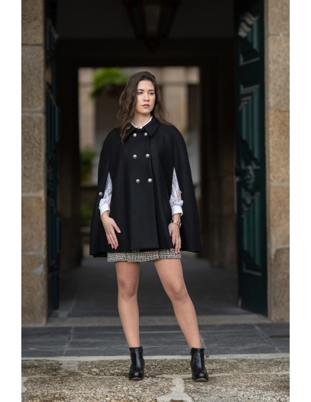 Long manteau noir avec boutons sur le devant