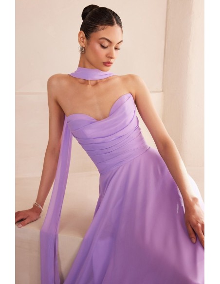 Robe d'invité longue et sans bretelles avec châle assorti