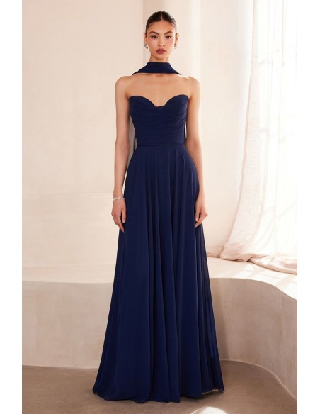 Robe d'invité longue et sans bretelles avec châle assorti