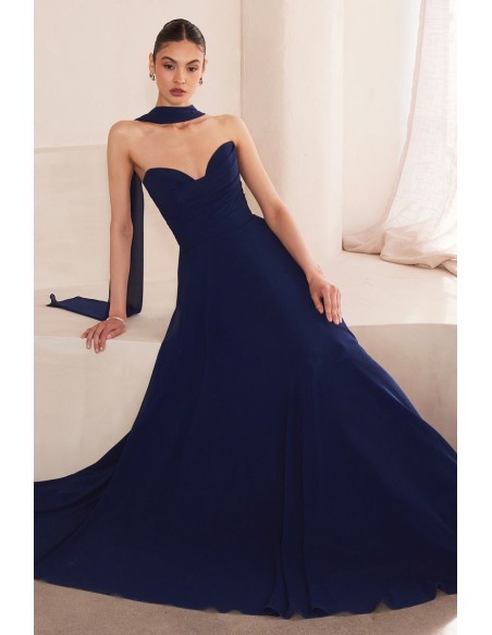 Robe d'invité longue et sans bretelles avec châle assorti