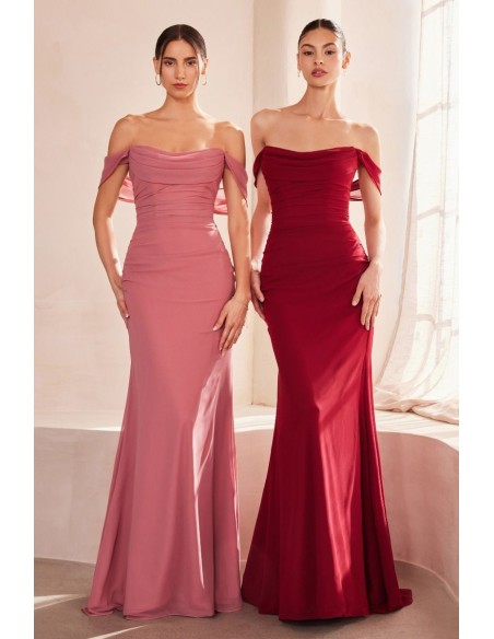 estido de fiesta largo con escote bandeau drapeado y mangas caídas, ideal para invitadas a bodas y graduaciones