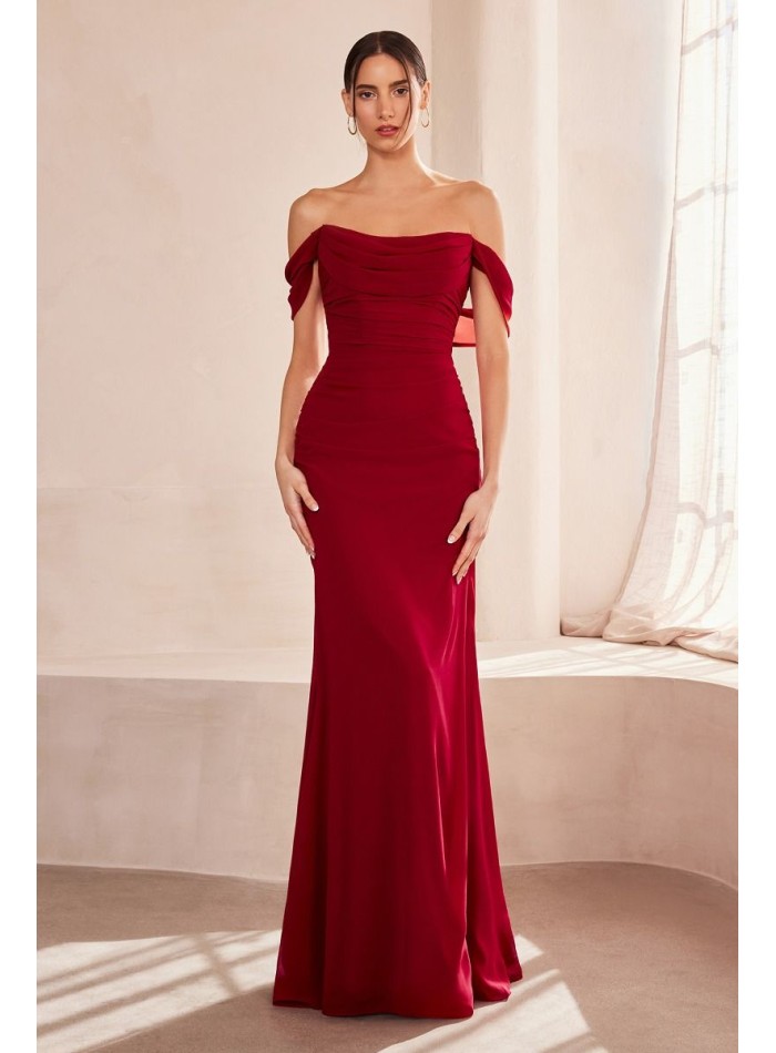 Primer plano del escote bandeau drapeado de un vestido elegante de invitada, con un diseño sofisticado