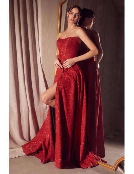 Primer plano del escote strapless en forma de scoop con cuerpo fruncido, resaltando el ajuste favorecedor en color rojo