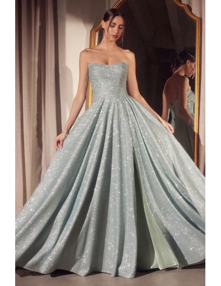 Tela con destellos de brillo y pliegues elegantes que realzan la fluidez del diseño.