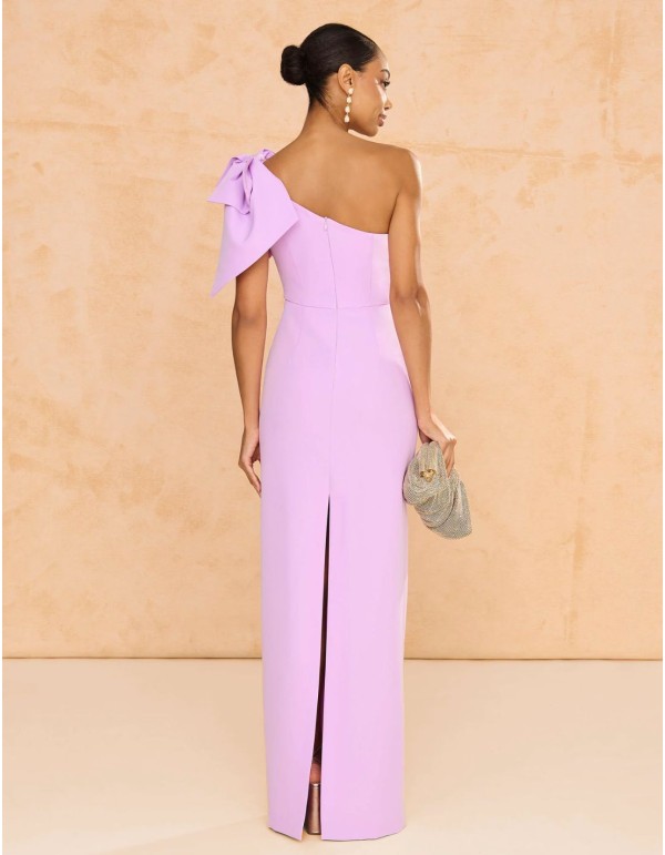 Vestido largo de invitada con escote asimétrico y maxi lazo 2