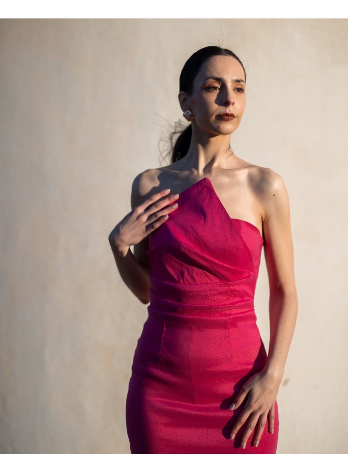 Vestido midi escote palabra de honor asimétrico y abertura para invitada boda