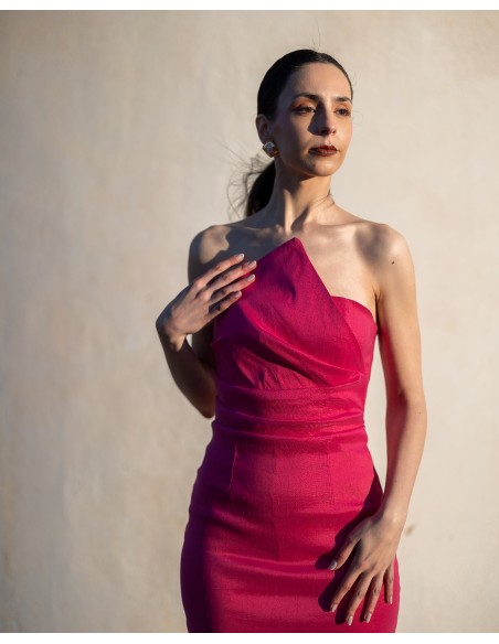 Vestido midi escote palabra de honor asimétrico y abertura para invitada boda