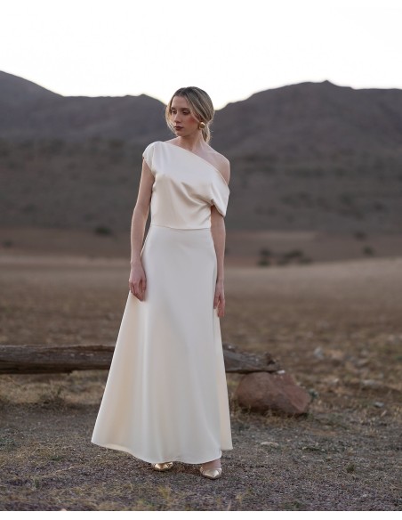 Robe longue en satin avec jupe cape et corsage asymétrique