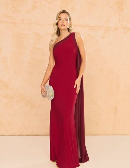 Vestido largo rojo con escote asimetrico drapeado y chal