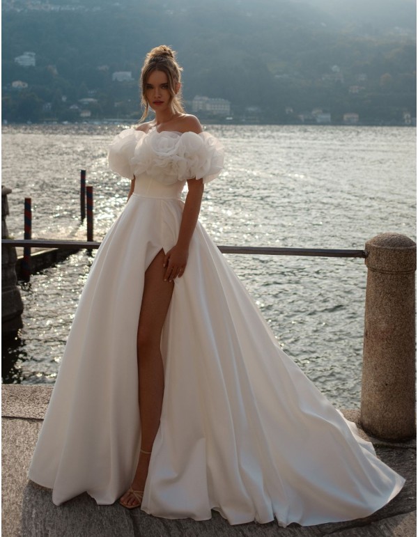 Robe de mariée longue avec fente et encolure amovible