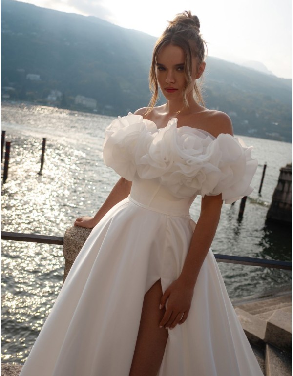 Robe de mariée longue avec fente et encolure amovible 2