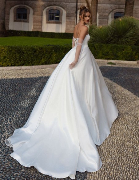 Robe de mariée longue avec fente et encolure amovible