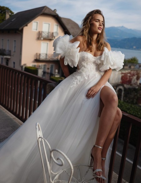 Long wedding dress in tulle with detachable sleeves