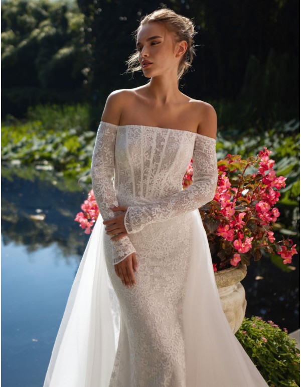 Vestido de novia en encaje con escote bandeau y manga larga