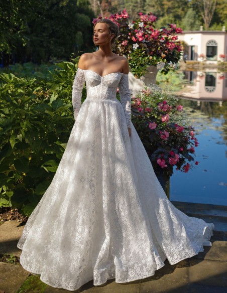 Longue robe de mariée ivoire en dentelle avec décolleté en cœur
