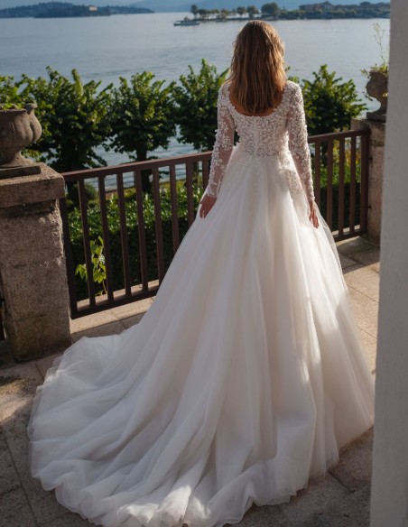Long wedding dress with square neckline and lace details