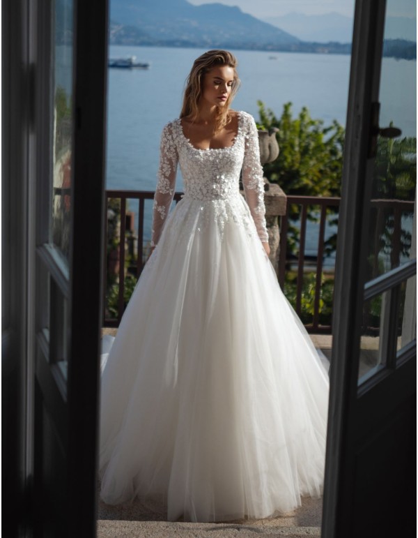 Long wedding dress with square neckline and lace details 2