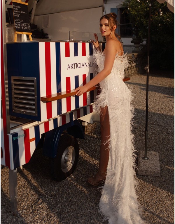 Vestido de novia marfil con espalda abierta y silueta sirena 2