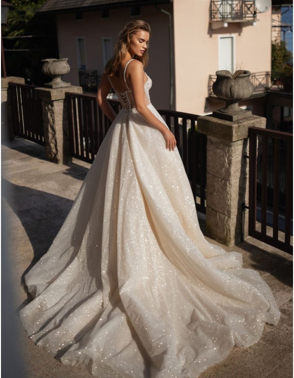 Robe de mariée longue de couleur nude avec dos ouvert et...