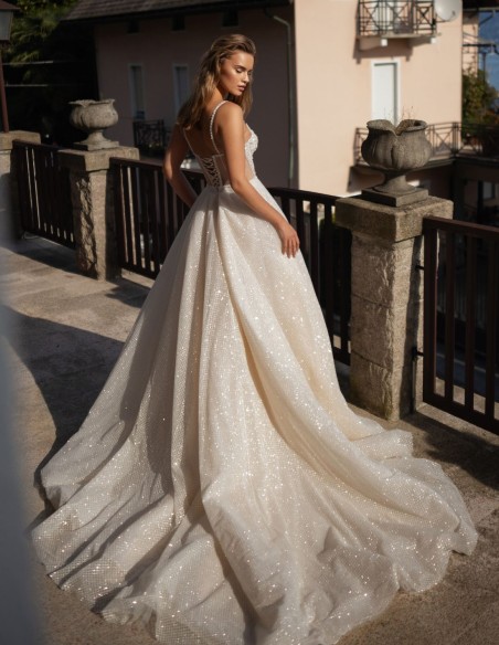 Long wedding dress in nude with open back and sweetheart neckline