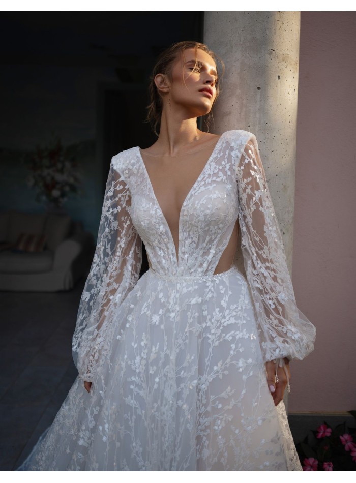 Robe de mariée longue et découpée avec manches...