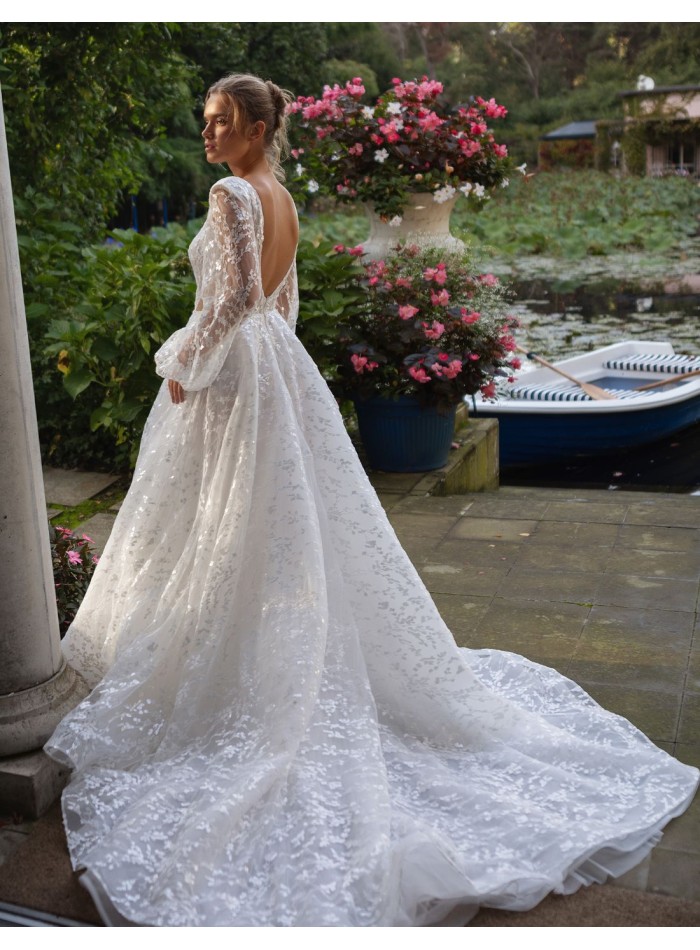Robe de mariée longue et découpée avec manches...
