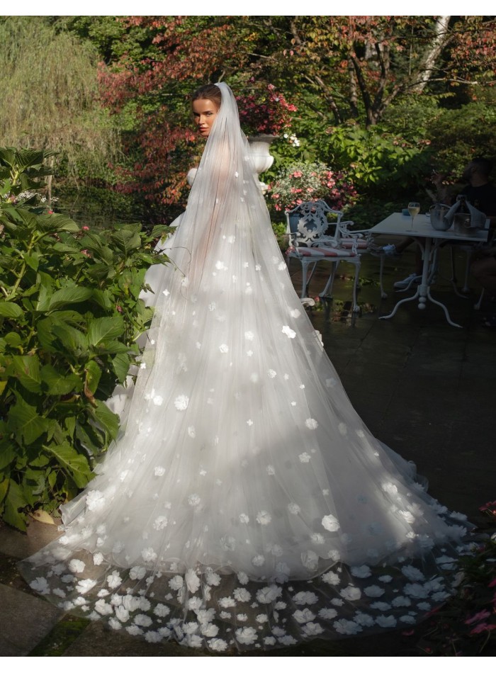 Robe de mariée longue avec encolure bandeau et...