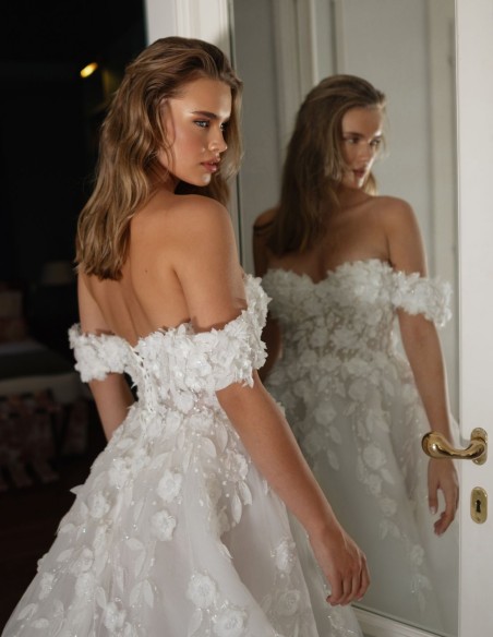 Vestido de novia largo con escote bandeau y mangas caidas