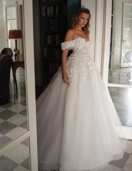 Robe de mariée longue avec encolure bandeau et corsage fleuri